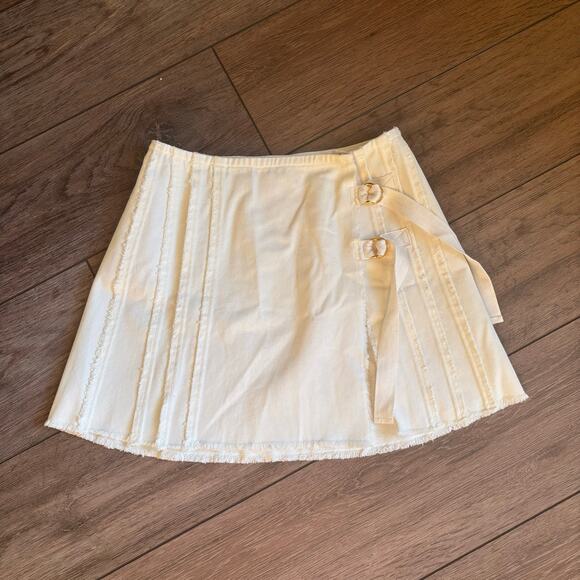 Are you am I Kolten skirt white denim with buckle size 4 - Picture 3 of 7